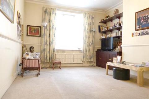 2 bedroom flat for sale, Windsor Court, NW11