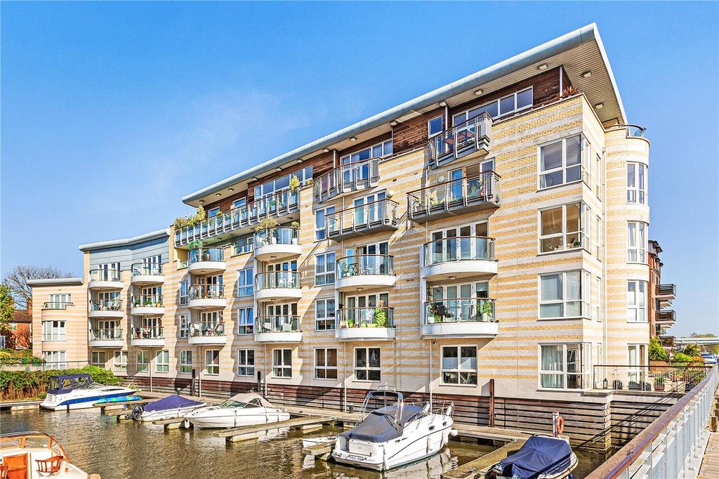 Marina Place, Hampton Wick, Kingston... 2 bed apartment £3,500 pcm (£