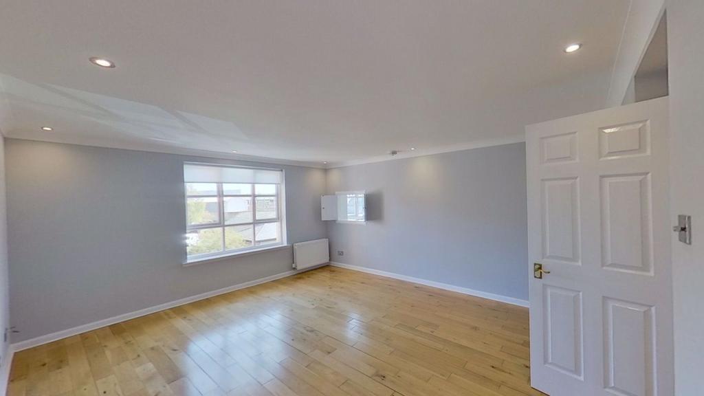 RUSSELL GARDENS, EDINBURGH, EH12 5PP 3 bed flat £995 pcm (£230 pw)