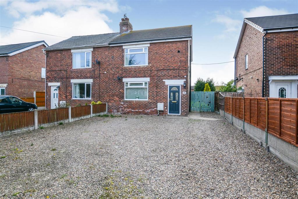 Windsor Road, Crowle, Scunthorpe 3 bed semidetached house £140,000