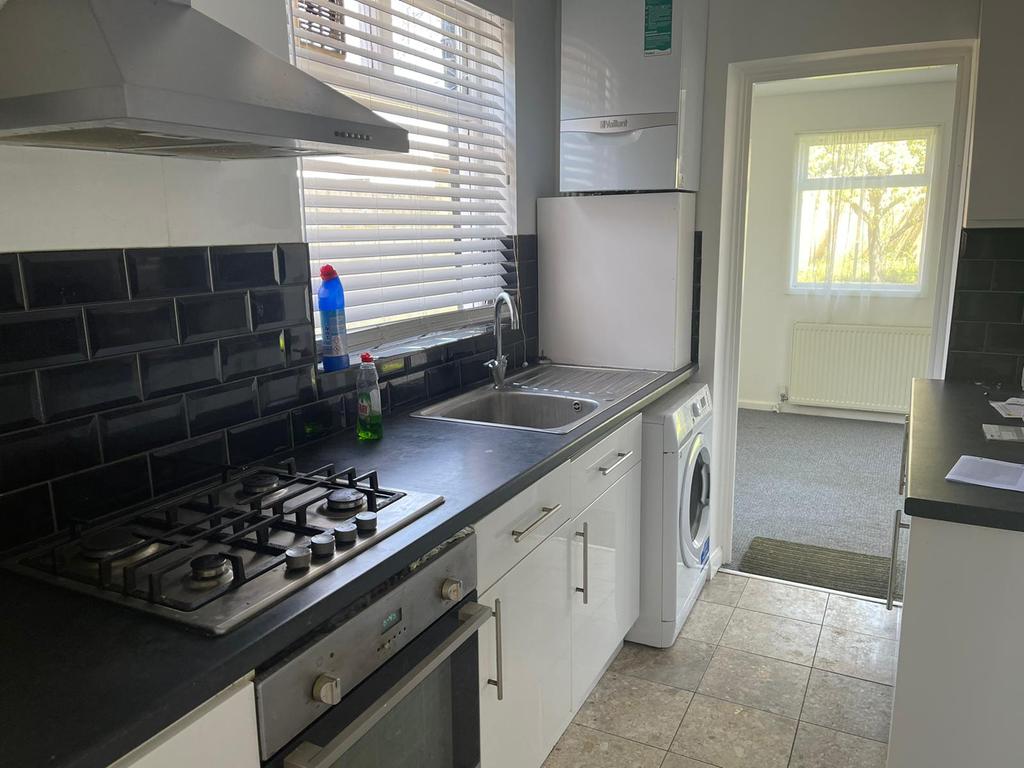Charterhouse Avenue, WEMBLEY, HA0 4 bed semidetached house £1,900