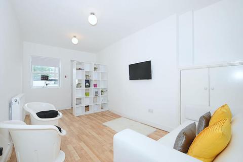 35 Knowles Hill Crescent, London, SE13 6DT