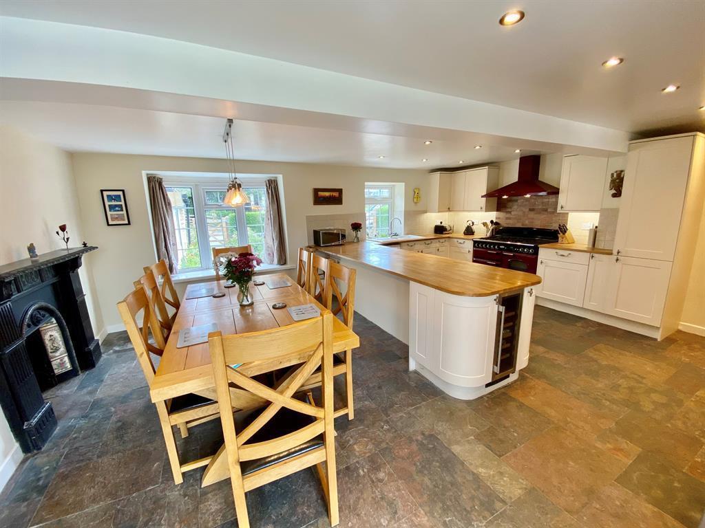 The Street, Coaley, Dursley, GL11 5EB 6 bed link detached house £730,000