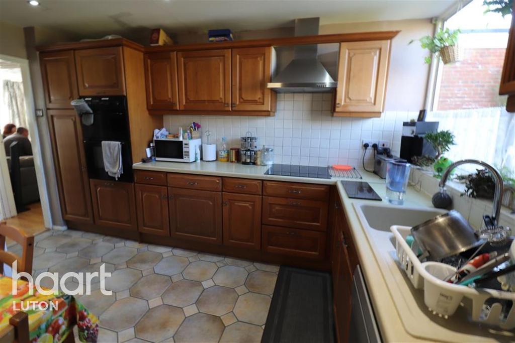 Marston Gardens, Luton 3 bed detached house £1,300 pcm (£300 pw)