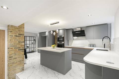 142a Chatsworth Road, London, E5 0LT
