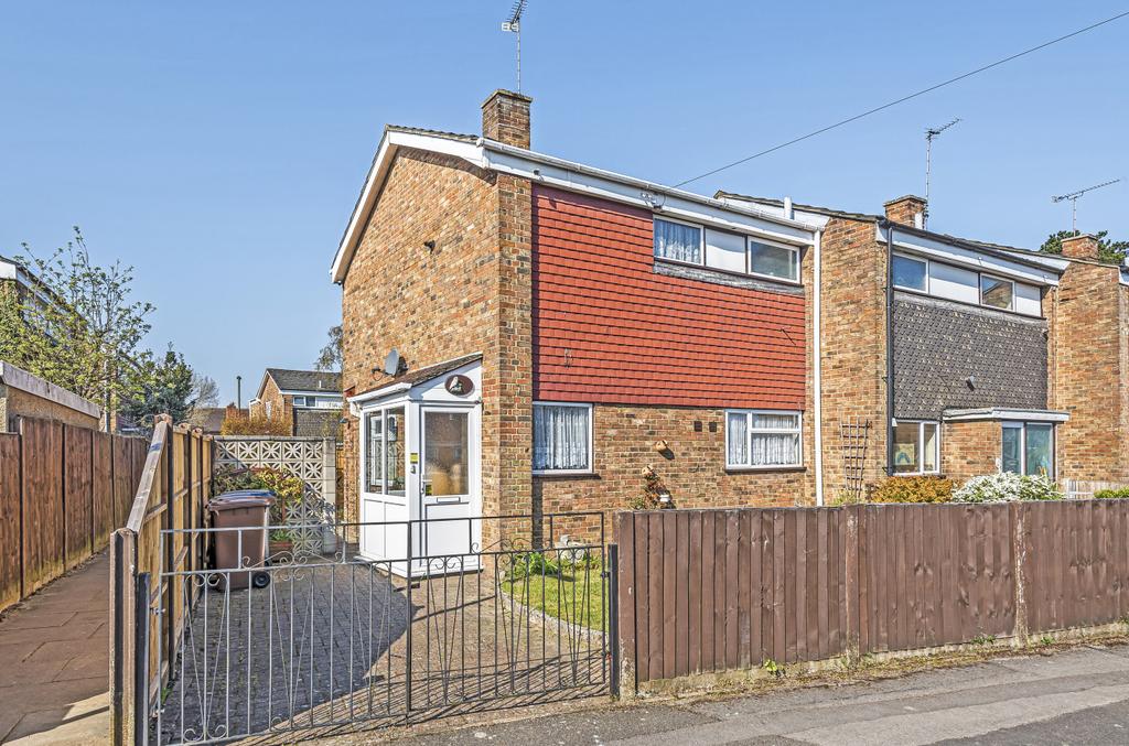 Bardsley Drive, Farnham, Surrey, GU9 2 bed end of terrace house £300,000
