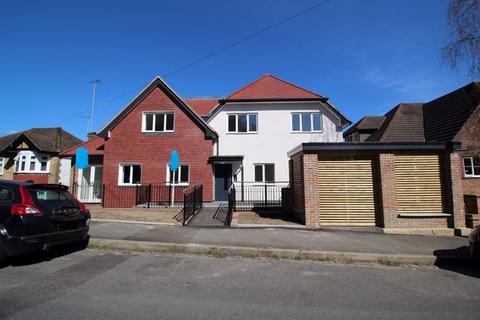 Flat 5, Catherine House Windsor Court Hornchurch Hill, Whyteleafe, CR3 0DA