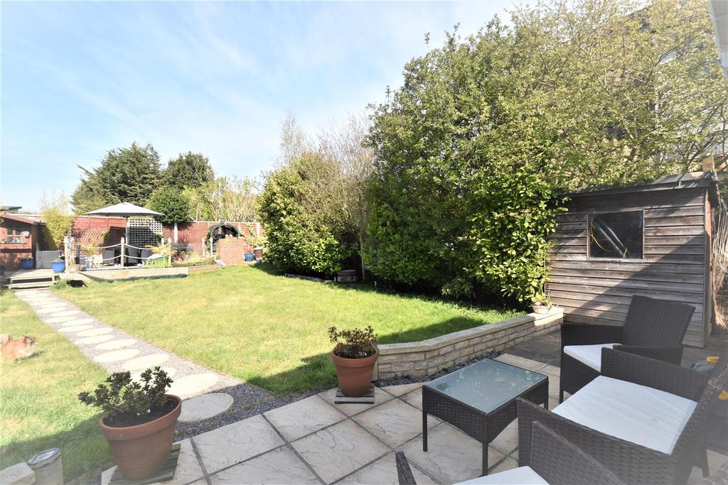 Sutton Court Drive, Rochford 2 bed detached bungalow £315,000
