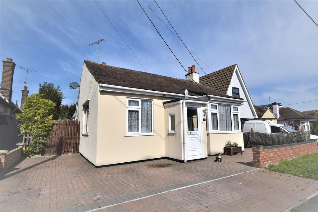 Sutton Court Drive, Rochford 2 bed detached bungalow £315,000
