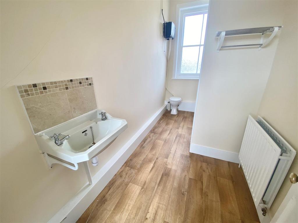Bathroom b.jpg