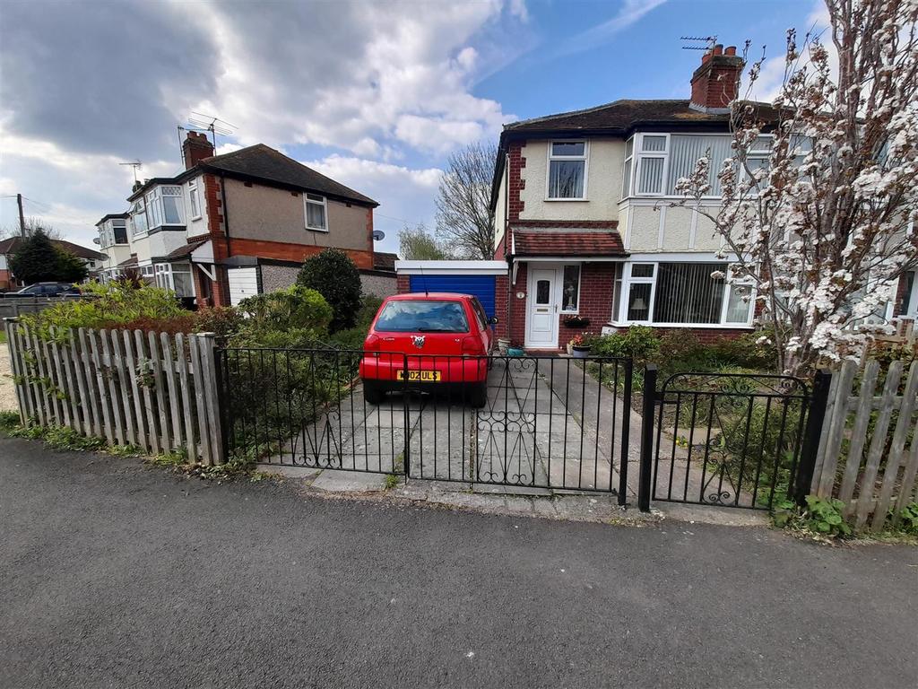 Warwick Crescent, Melksham 3 bed semidetached house £260,000