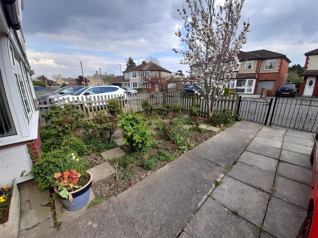 Warwick Crescent, Melksham 3 bed semidetached house £260,000
