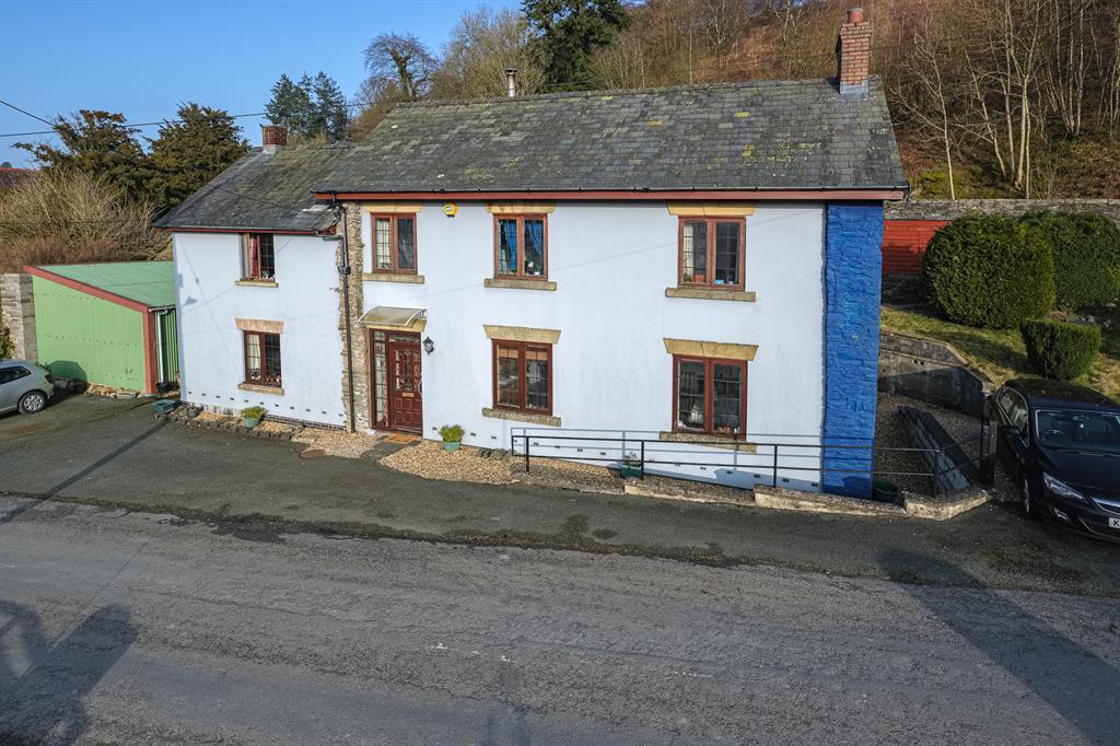 Llanbadarn Fynydd, Llandrindod Wells... 4 bed detached house £235,000