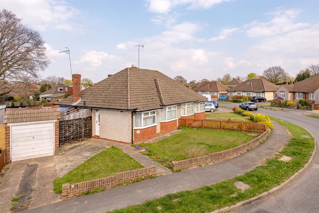 Blundell Avenue, Horley, RH6 3 bed semidetached bungalow £385,000