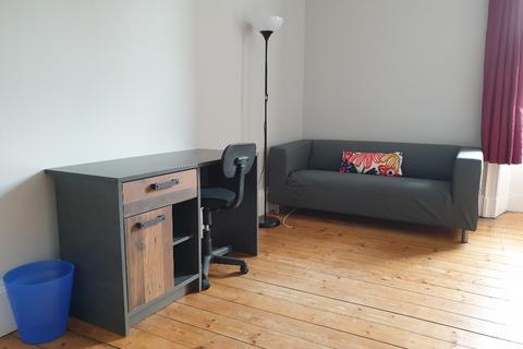 3 bedroom flat to rent - Polwarth Crescent, Gorgie, Edinburgh, EH11