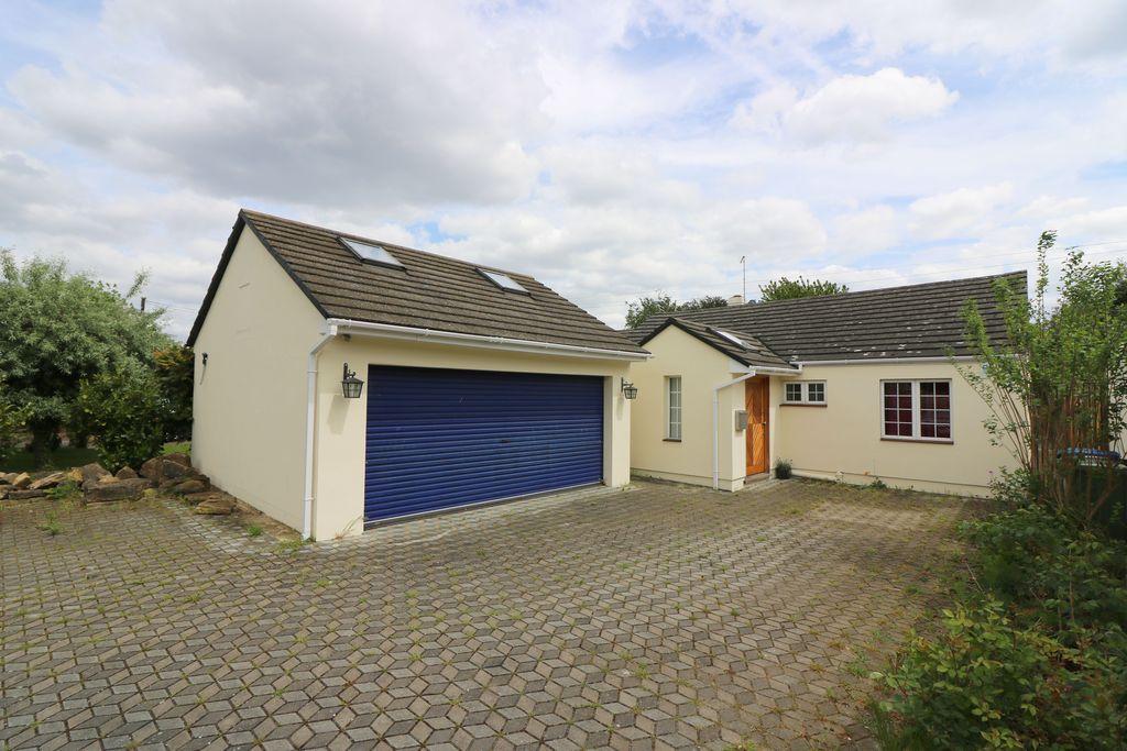 Rosemary Lane, Thorpe, TW20 4 bed bungalow £650,000