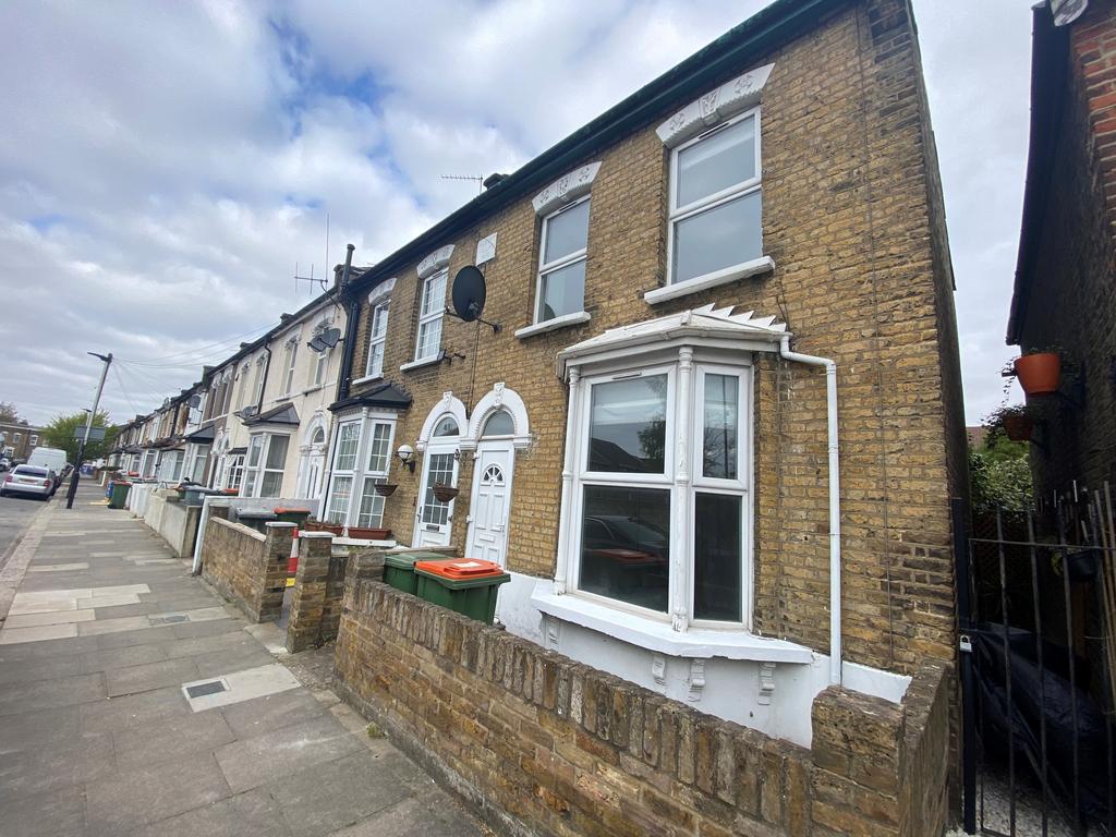 Bective Road, E7 4 bed terraced house - £1,950 pcm (£450 pw)