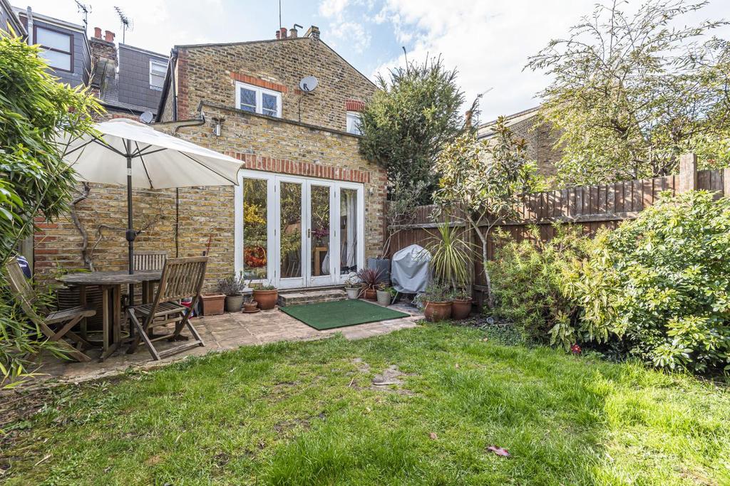 St. Albans Avenue, Chiswick 2 bed flat £700,000