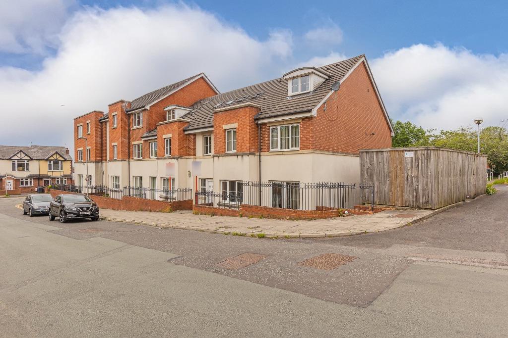 Woodlands Hall, Balcarres Avenue, Wigan, WN1 1 bed flat £530 pcm (£