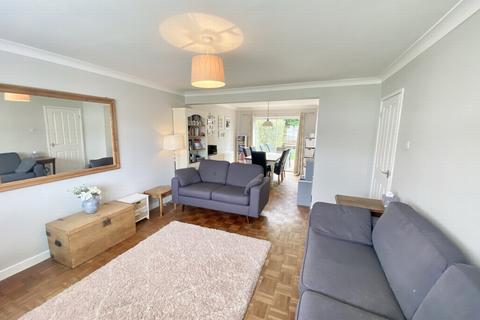 99 Barnmead, Haywards Heath, RH16 1XB
