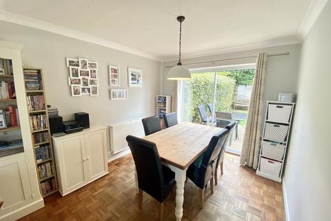 99 Barnmead, Haywards Heath, RH16 1XB