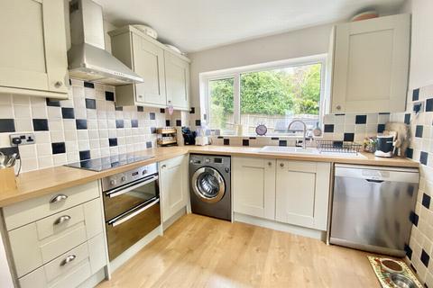 99 Barnmead, Haywards Heath, RH16 1XB