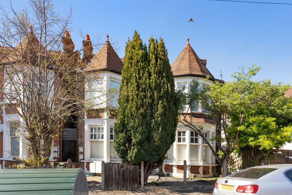 Lyndhurst Drive, Leyton 2 bed ground floor flat £525,000