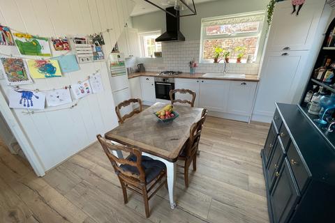 4 Queens Road, Swanage, BH19 2EQ