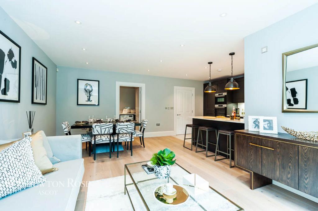 Cabrera Avenue, Virginia Water 4 bed semidetached house £975,000