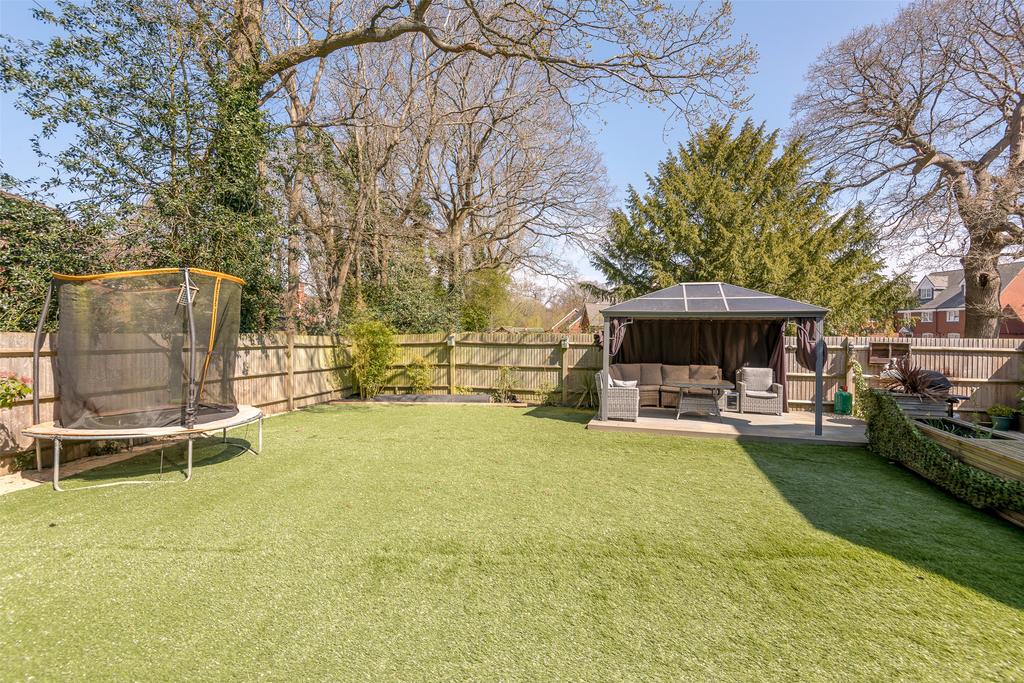 Langwood Drive, Horley, Surrey, RH6 4 bed detached house £625,000