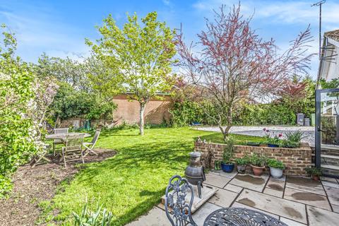 26 Ludsden Grove, Thame, OX9 3BZ