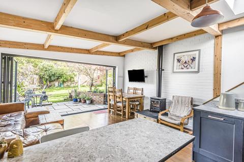 26 Ludsden Grove, Thame, OX9 3BZ