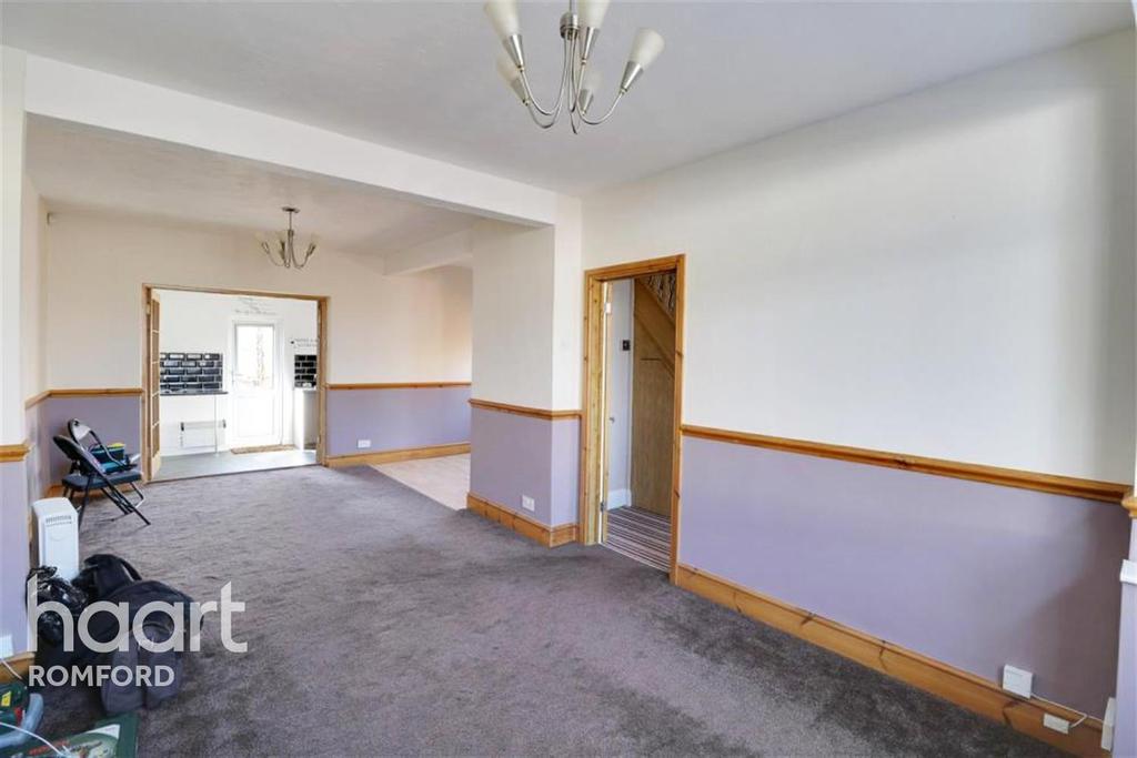 Seabrook Gardens Romford RM7 3 bed end of terrace house £1,600