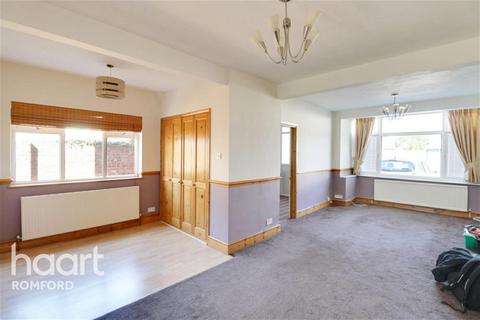 3 bedroom end of terrace house to rent, Seabrook Gardens - Romford - RM7