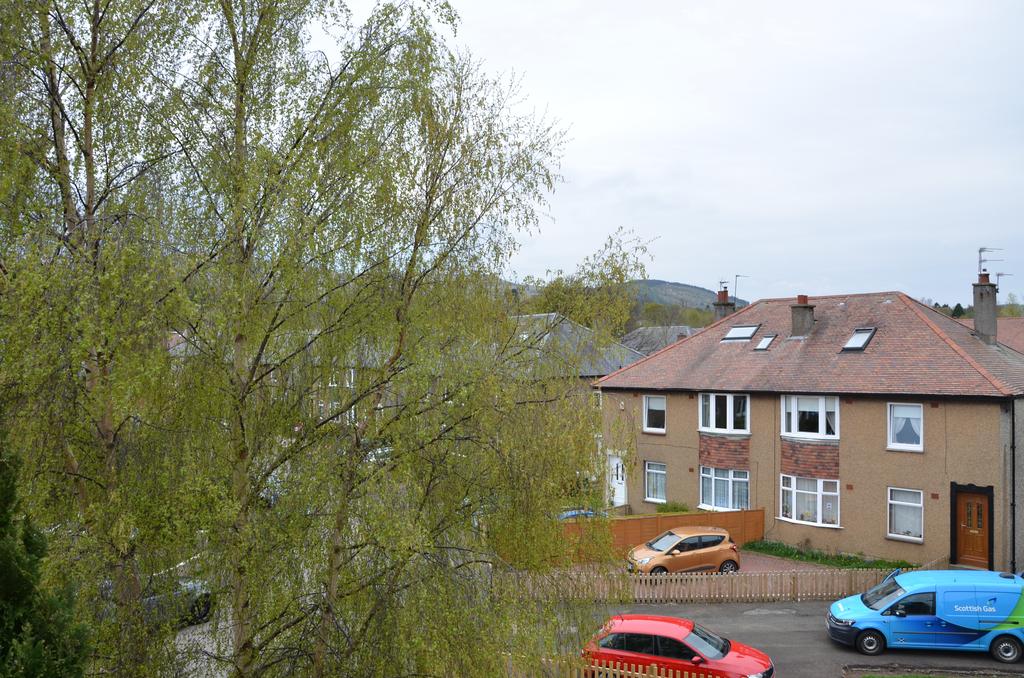 Colinton Mains Grove, Edinburgh EH13 3 bed flat to rent £895 pcm (£207 pw)