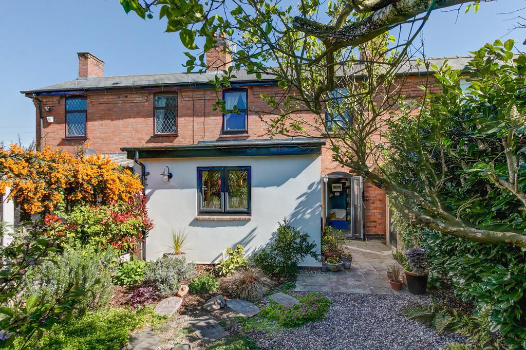 Holly Road, Bromsgrove, B61 8LJ 2 bed cottage £220,000