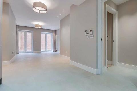 3 bedroom apartment to rent, Fitzjohns Avenue, Hampstead, London NW3