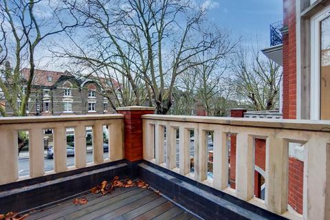 4 bedroom apartment to rent, Fitzjohns Avenue, Hampstead, London NW3