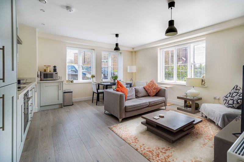 Bookham 2 bed apartment £335,000