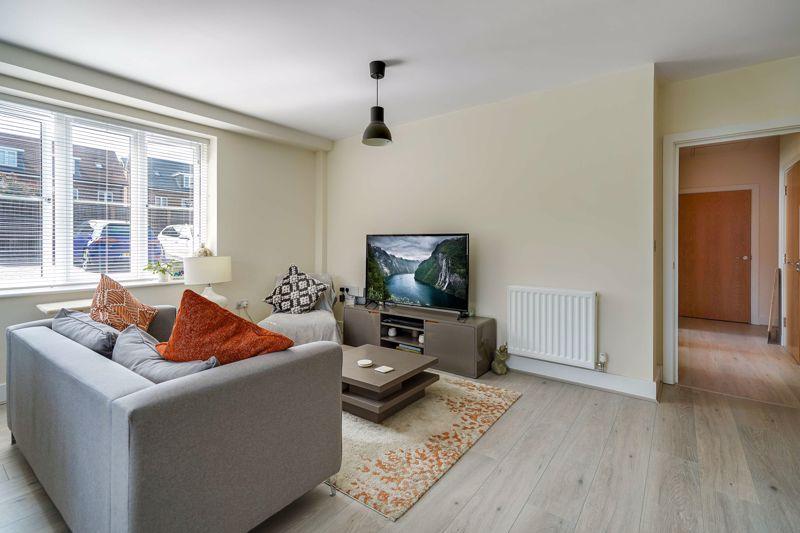 Bookham 2 bed apartment £335,000