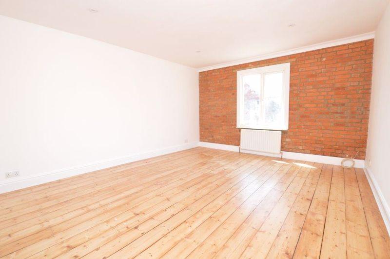 *LET AGREED* Hare Lane, 2 bed apartment £1,250 pcm (£288 pw)