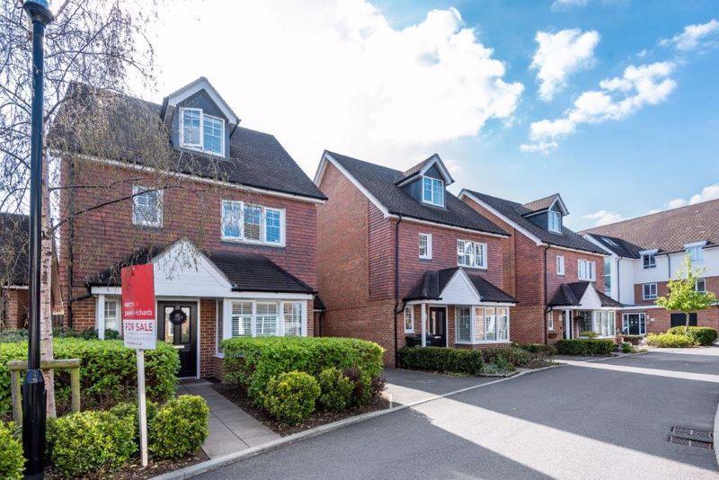 Alderbank Drive, Godalming 3 bed detached house £700,000