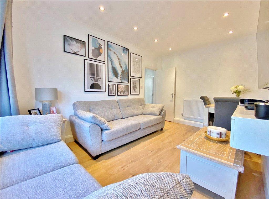 Kneller Road, Twickenham, TW2 2 bed £360,000