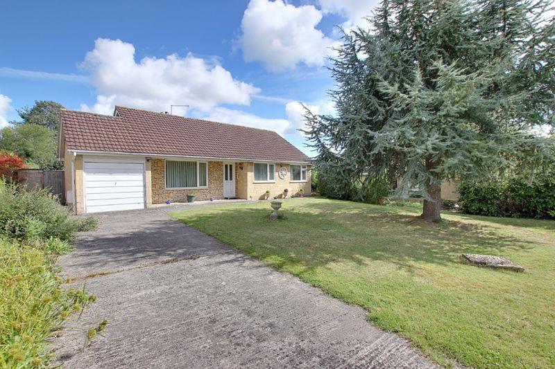 Balmoral Road, Trowbridge 3 bed detached bungalow £995 pcm (£230 pw)