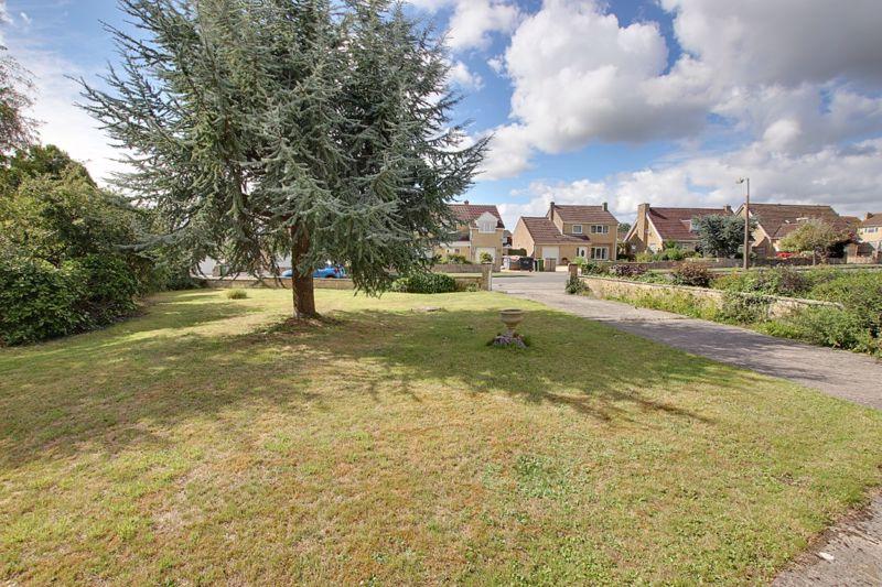 Balmoral Road, Trowbridge 3 bed detached bungalow £995 pcm (£230 pw)