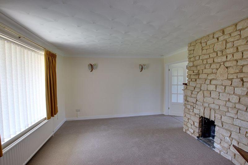 Balmoral Road, Trowbridge 3 bed detached bungalow £995 pcm (£230 pw)