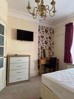 1 bedroom in a house share to rent, *AVAILABLE 9th July 24 *Great En-suite Double Room in Shared House -Lymington Road, Christchurch
