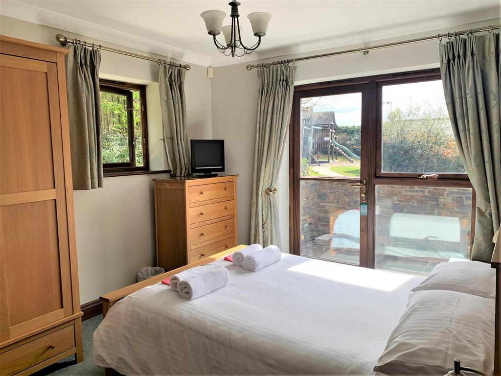 Main bedroom 1.JPG