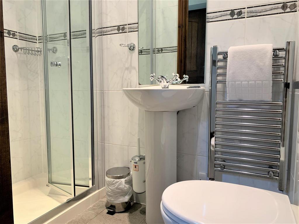 Main bathroom.JPG
