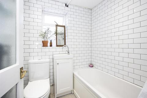 25c Barforth Road, London, SE15 3PS
